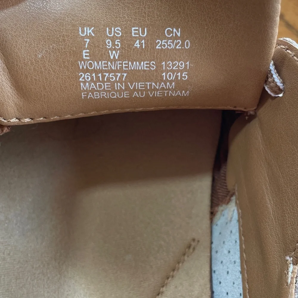 CLARKS ARBOR OPAL LEATHER BOAT SHOE
SIZE 9.5 - Picture 9 of 12